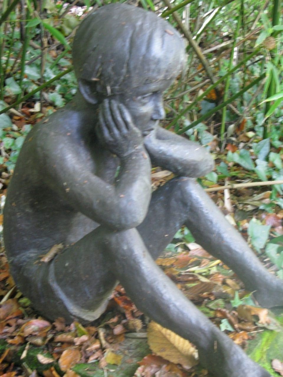 Ben (Young Boy Sitting Thinking Outdoor statue) - Image 4