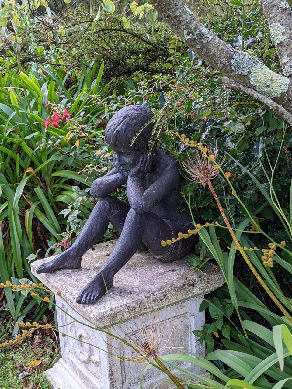 Ben (Young Boy Sitting Thinking Outdoor statue) - Image 3