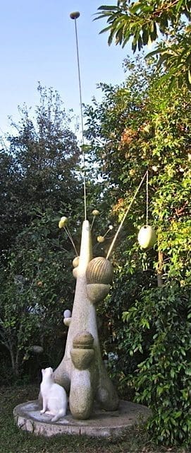 Escultura-nido (Carved Abstract Garden statue)