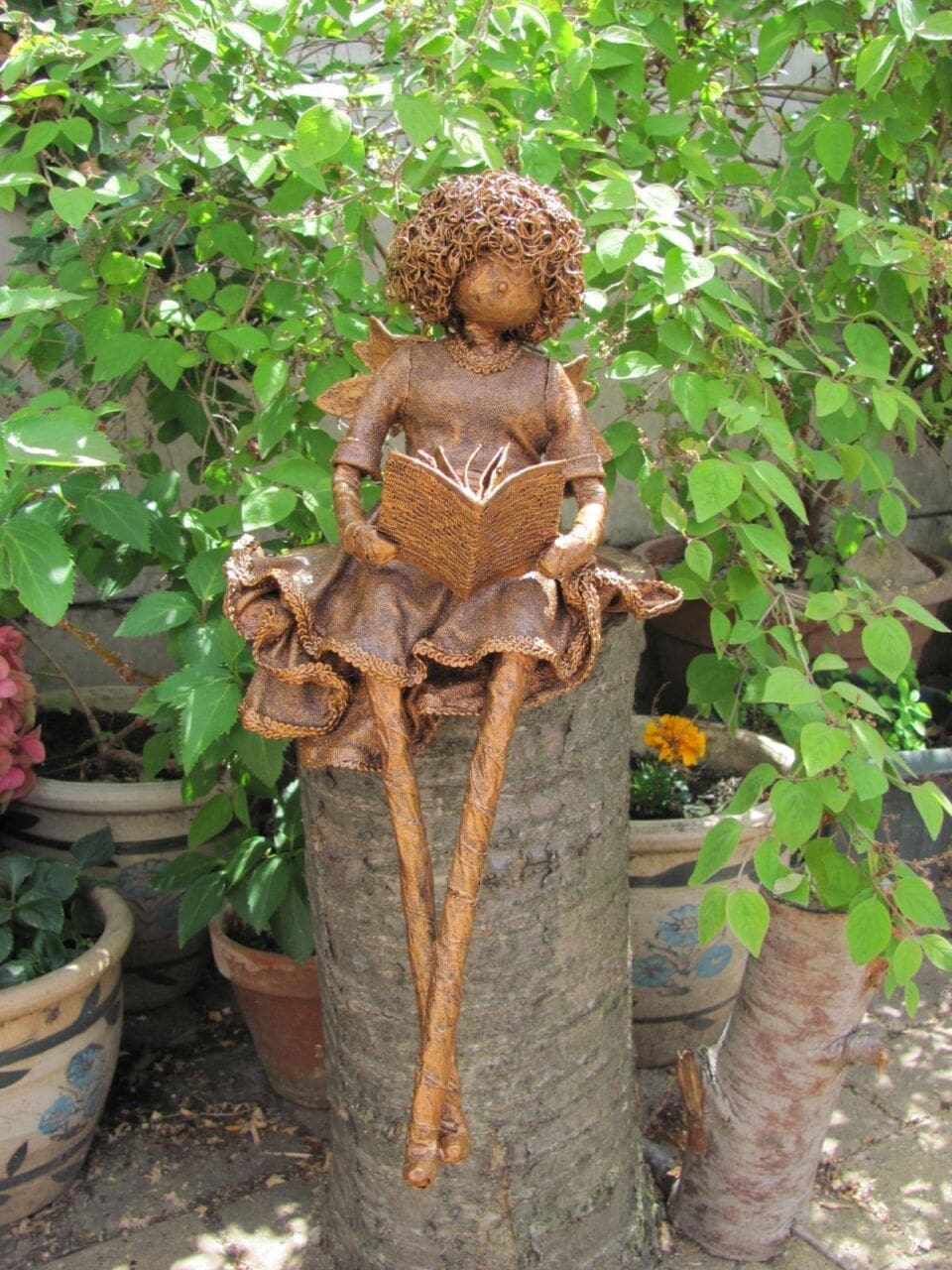 Jascelia sitting faerie reading a book