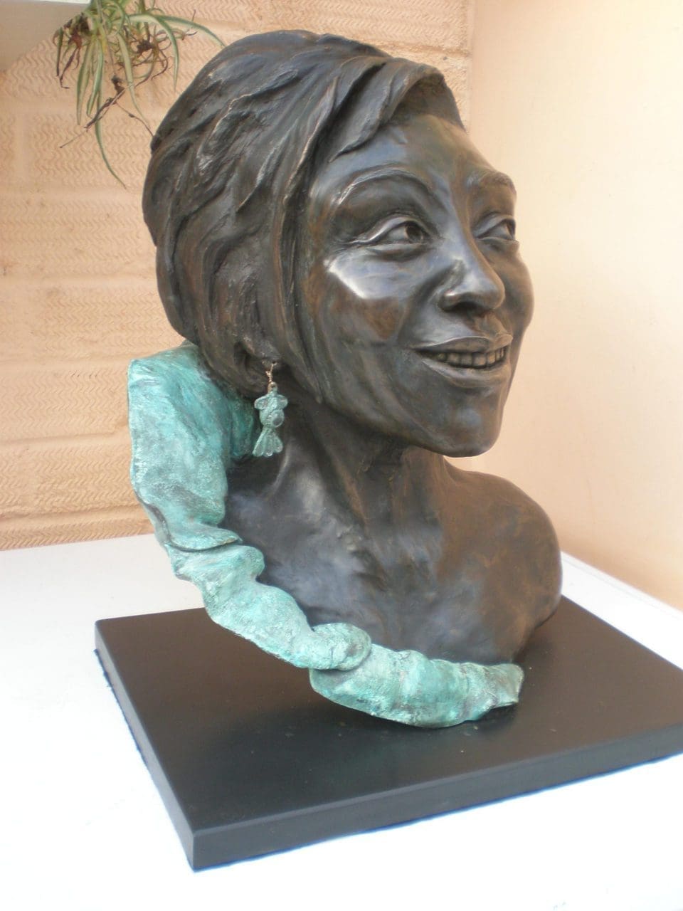 Dame Shirley Bassey (Head Bust Face Portrait statue) - Image 2
