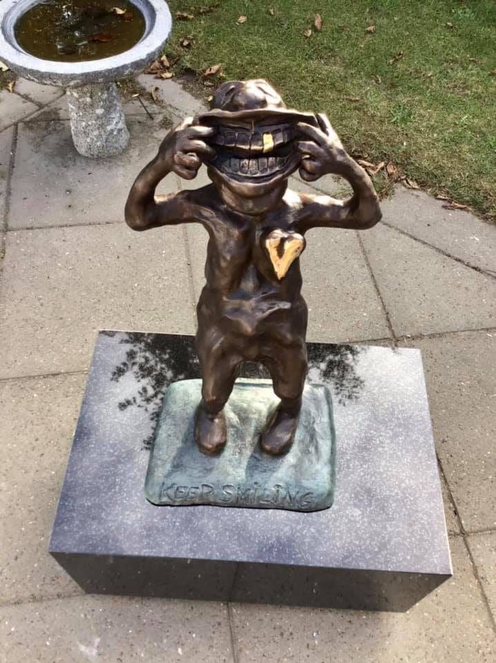 Keep Smiling (Small Outdoor Happy Smiling statue) - Image 5