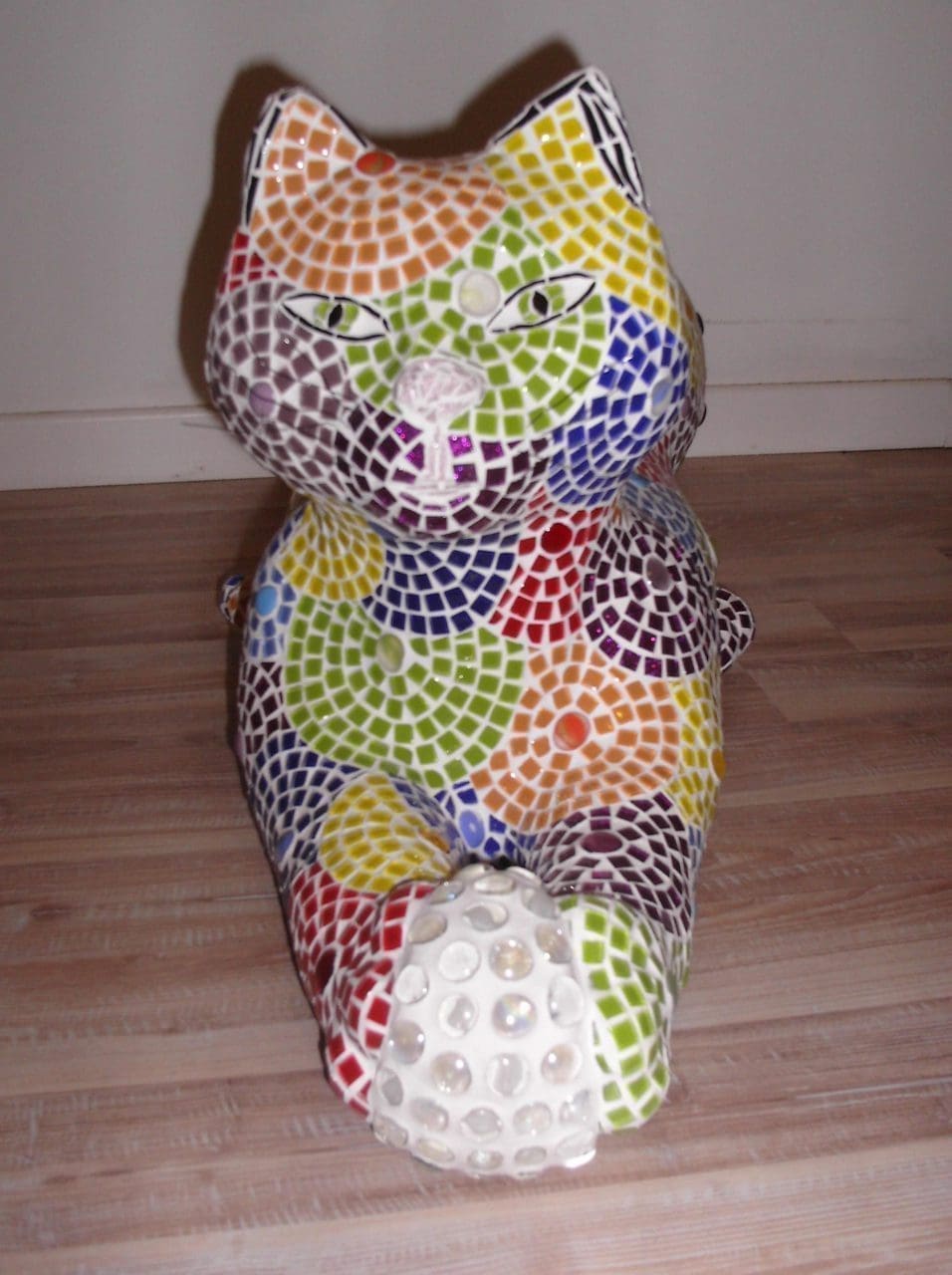 Chat jouant avec une pelote (Mosaic Playful Cat statue)