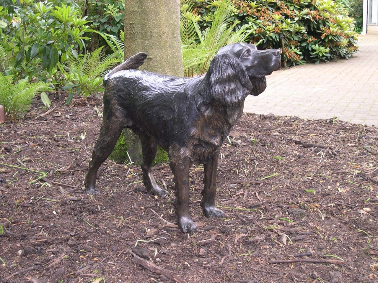 Springer Spaniel (Lifesize Waiting Dog Sculpture) - Image 3