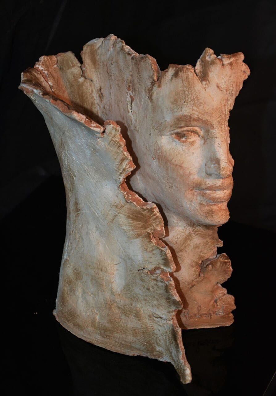 Ris-Volto (woman sculpture)