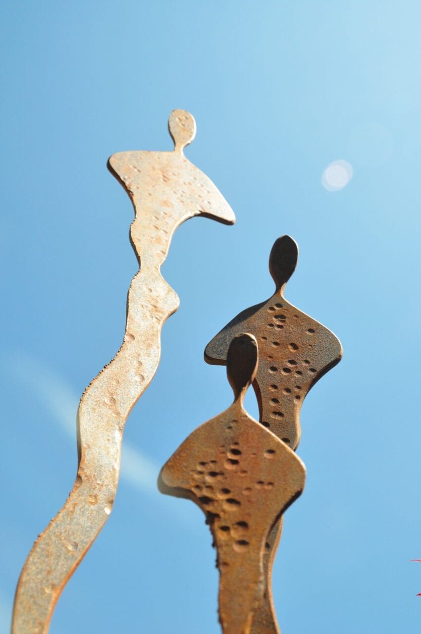 Set of Figures (Contemporary Tall Wavy Humans Garden statues) - Image 3