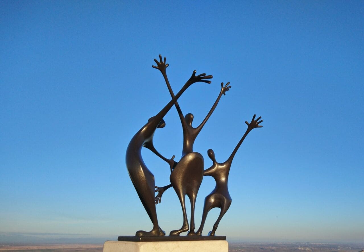 Brilliant Performance (Contemporary Happy statue) - Image 2