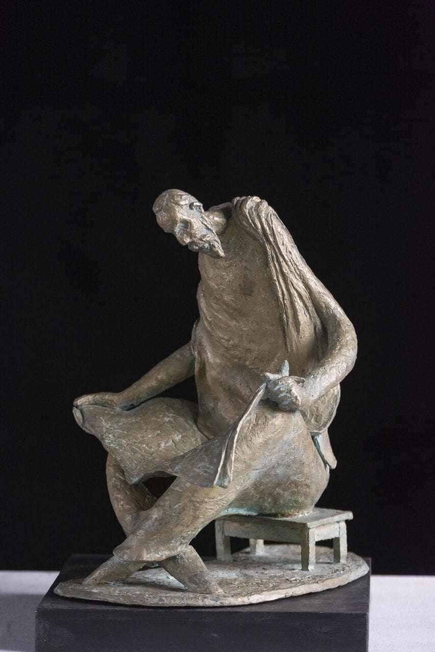 Reader (Little Bronze Seated Man Reading Paper statue) - Image 3