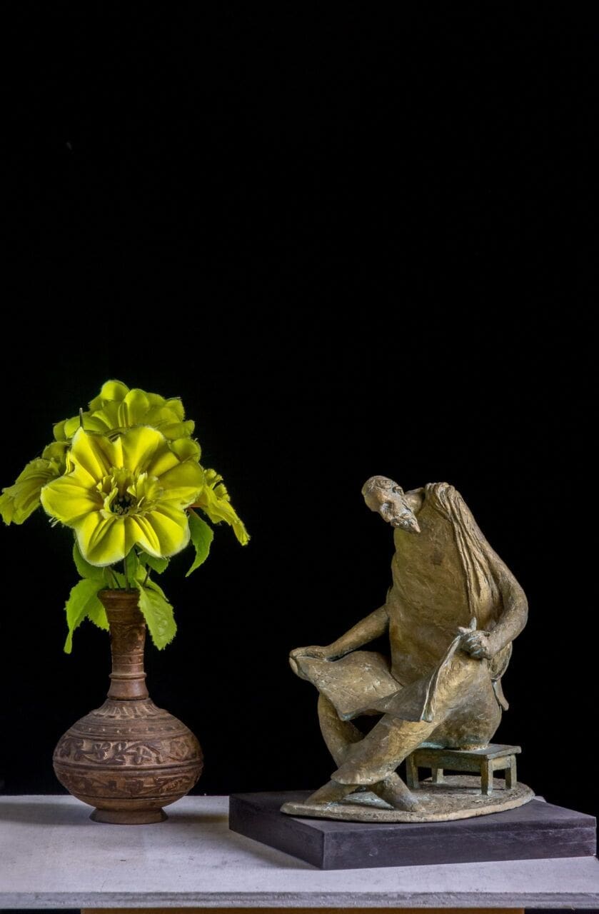 Reader (Little Bronze Seated Man Reading Paper statue) - Image 5