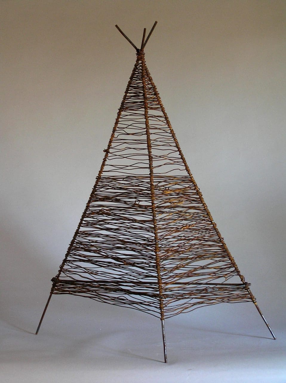 Large Trihedron (Small Wire Pyramid statue)