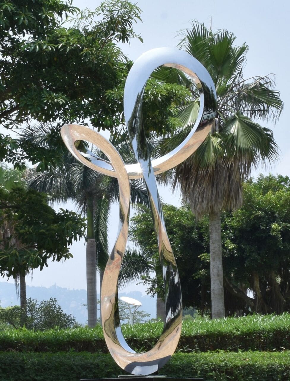 Throbbing No.3 (Big Abstract Stainless Steel Outdoor Loop Sculpture)