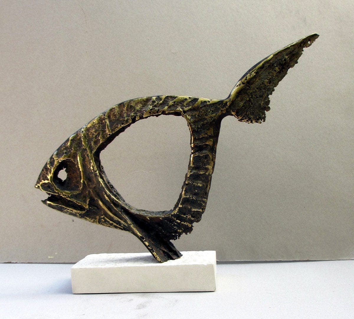Abstract bronze fish sculpture with elongated modern form by Goran Gus Nemarnik