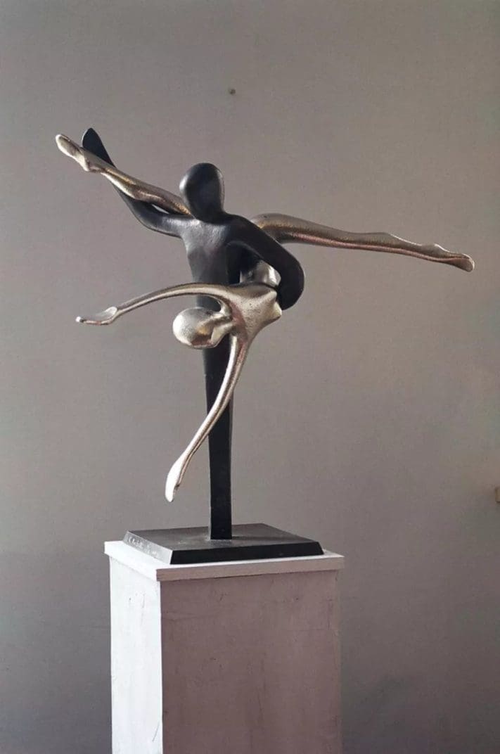 Lifesize semi-abstract sculpture “Romeo and Juliet” by Guy Portelli, expressing human connection and emotional tension through sculptural form.