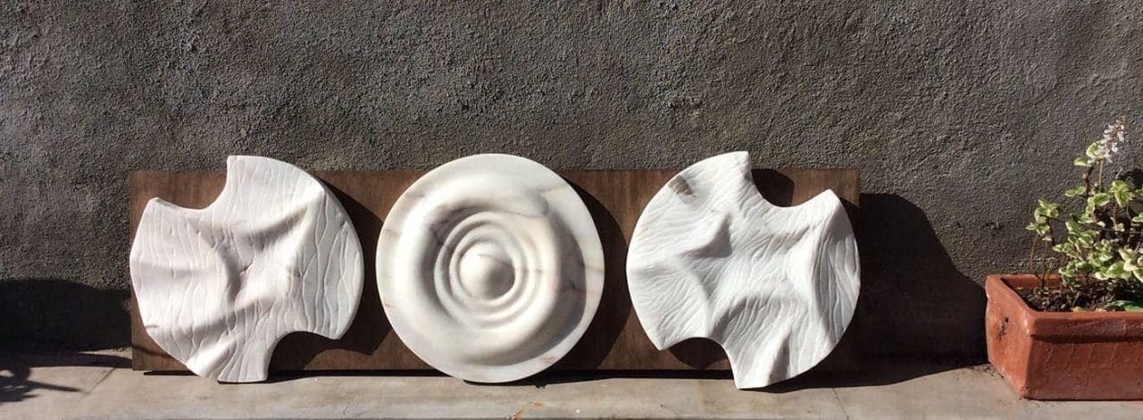 White marble abstract sculpture Fios d’Agua II by Sandra Borges for interior display