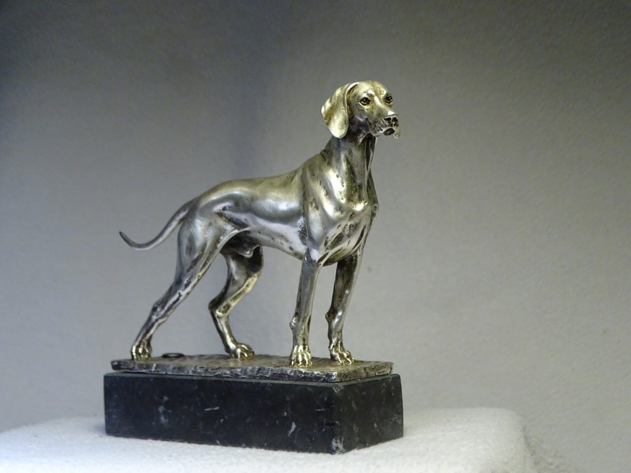 Small bronze Weimaraner sculpture by Anna Tölgyesi Poós