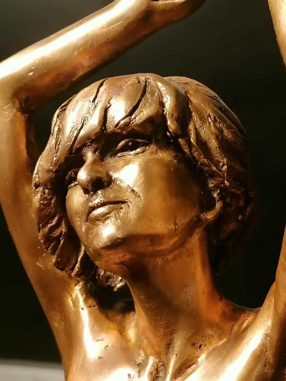 Sunbathing Lady bronze figurative sculpture by Anna Tölgyesi Poós