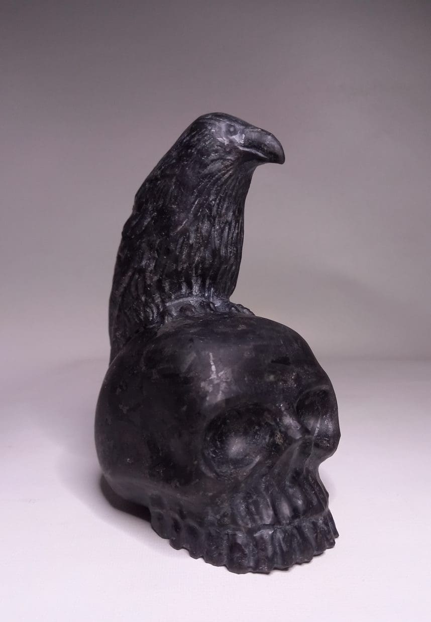 Carved Black Skull and Bird Sculpture (Ворон на черепе) - Image 2
