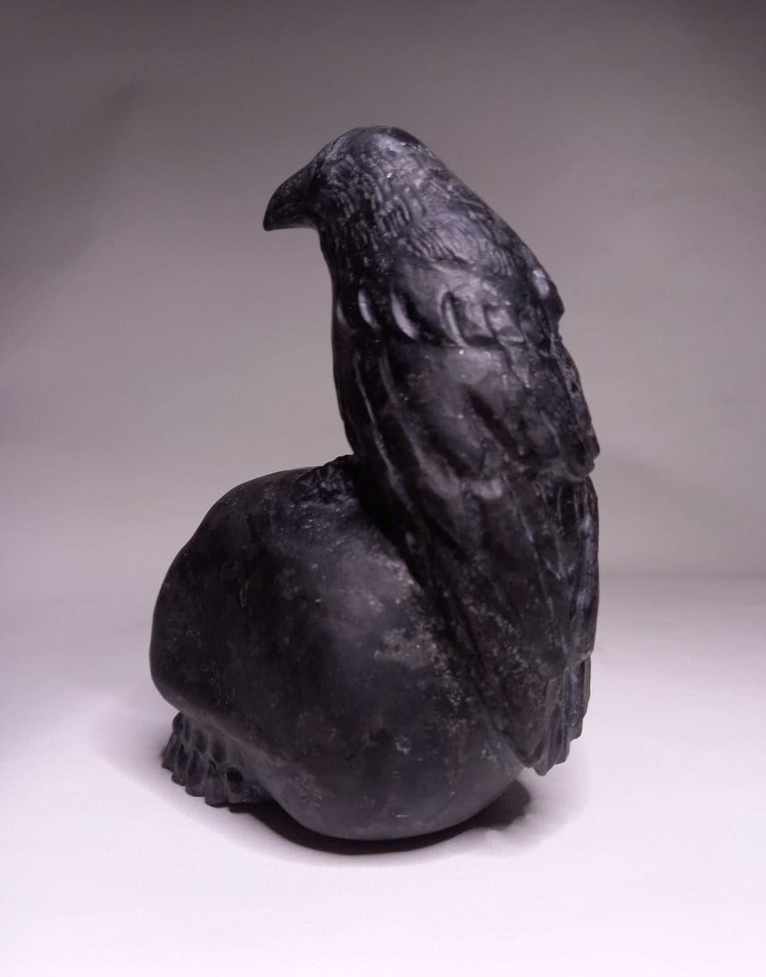 Carved Black Skull and Bird Sculpture (Ворон на черепе) - Image 3