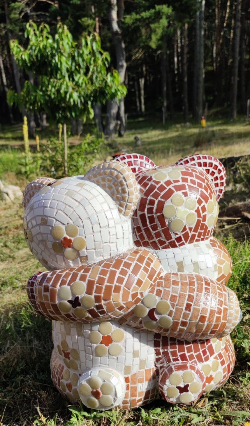 Hugging Mosaic Teddy Bears Sculpture (Ourson Mosaïque d'art-Amoureux) - Image 3