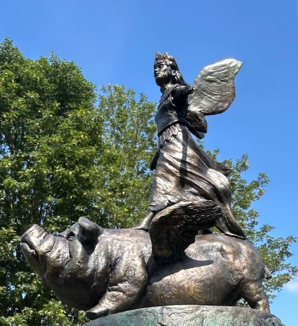 'The Fairy Queen' Standing on Flying Pig Sculpture - Image 5